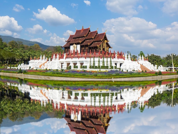 Chiang Mai Royal Flora Ratchaphruek Park con reflejo y hermoso cielo, Tailandia.