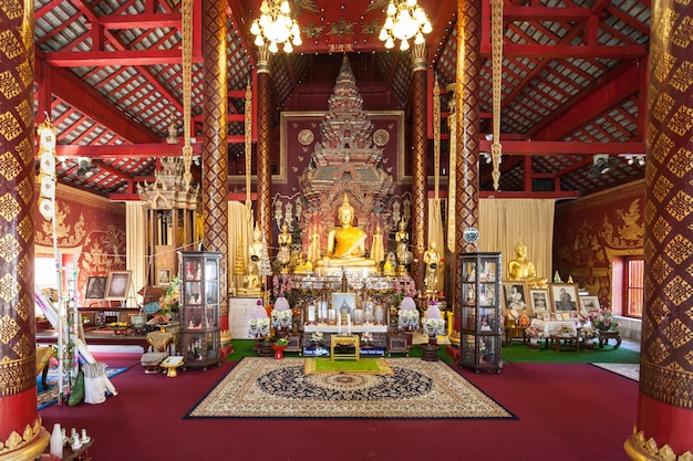 CHIANG MAI, TAILÂNDIA - 29 DE OUTUBRO DE 2014: Wat Chiang Man interior. É um templo budista dentro da antiga cidade de Chiang Mai, Tailândia.