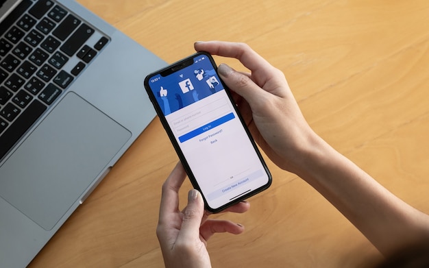 CHIANG MAI, TAILÂNDIA - 3 DE OUTUBRO DE 2018: Logotipo do aplicativo de mídia social do Facebook no login, página de registro de inscrição na tela do aplicativo móvel no iPhone X (10) pessoalmente trabalhando no negócio de compras de comércio eletrônico.