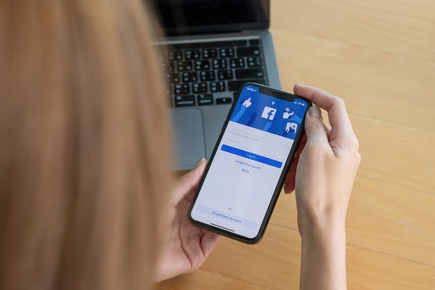 CHIANG MAI, TAILÂNDIA - 3 DE OUTUBRO DE 2018: Logotipo do aplicativo de mídia social do Facebook no login, página de registro de inscrição na tela do aplicativo móvel no iPhone X pessoalmente trabalhando no negócio de compras de comércio eletrônico.