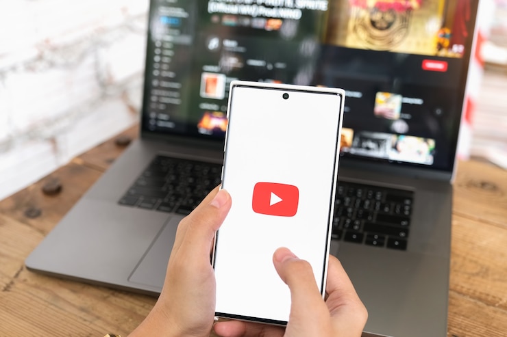 Foto chiang mai, tailândia - 06 de junho de 2021: mulher segurando smartphone móvel com serviço de vídeo youtube na tela.