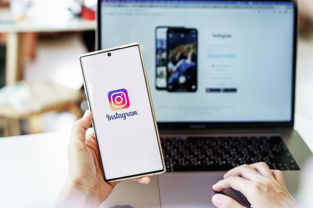 CHIANG MAI TAILANDIA 13 de mayo de 2022 mujer mano sosteniendo teléfono inteligente móvil con pantalla de inicio de sesión de la aplicación de instagram Instagram es la fotografía más grande y popular de las redes sociales