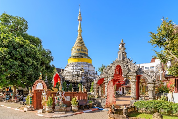 Chiang Mai Tailandia 25 de diciembre de 2018 Pagoda dorada decorada en el templo Wat Bubparam