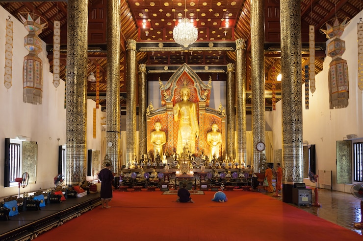 Foto chiang mai, tailândia - 29 de outubro de 2014: wat chedi luang temple interior.