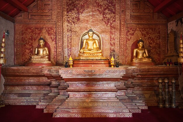 Chiang Mai, Tailandia - 30 de octubre de 2014: interior del templo Wat Chedi Luang.