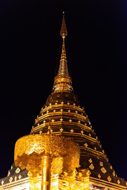 Foto chiang mai tailândia 8 de janeiro de 2022 wat phra that doi suthep à noite é o templo budista wat na província de chiang mai dentro do local estão estátuas de pagodes, sinos, um museu e santuários