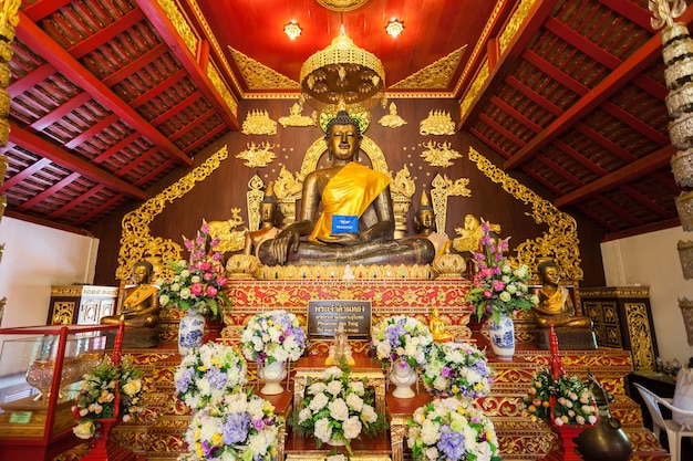 CHIANG RAI, TAILÂNDIA - 5 DE NOVEMBRO DE 2014: Interior do templo de Wat Phra Kaew.