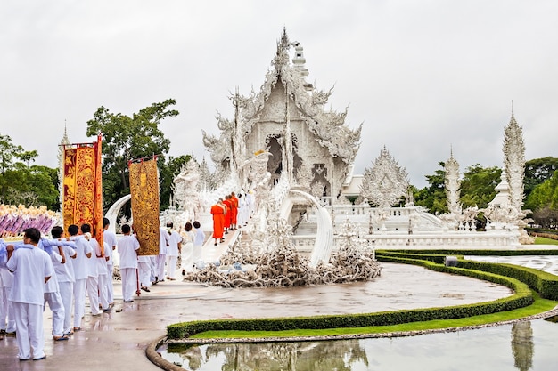 CHIANG RAI, TAILÂNDIA - 6 DE NOVEMBRO DE 2014: Pessoas não identificadas celebrando o festival de Loi Krathong no templo de Wat Rong Khun.