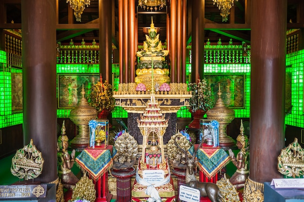 Chiang Rai, Tailandia - 05 de noviembre de 2014: interior del templo Wat Phra Kaew.