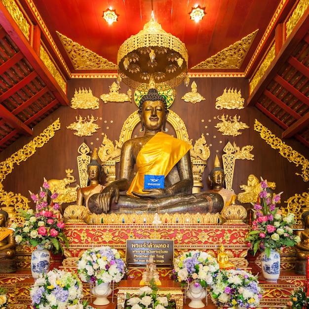 Chiang Rai, Tailandia - 05 de noviembre de 2014: interior del templo Wat Phra Kaew.