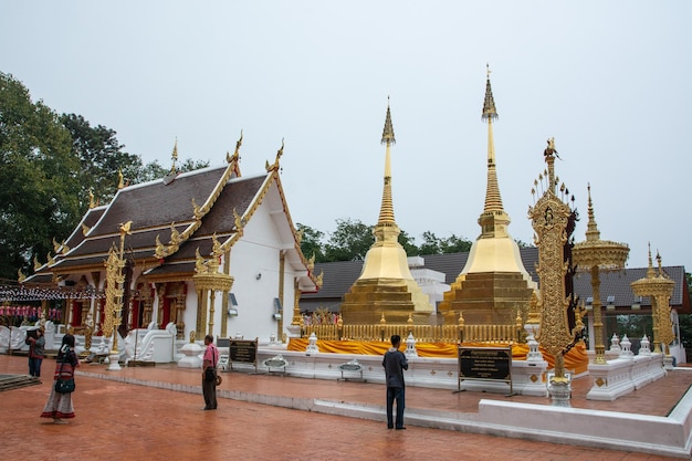 Foto chiang rai tailândia 22 de dezembro de 2023 a visita turística em wat phra that doi tung província de chiang rai, ao norte da tailândia