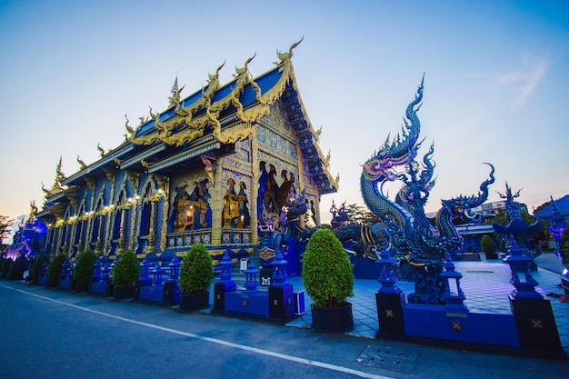 Chiang rai, tailândia - 25 de julho de 2020: beauty of blue temple ou rong suea temple ao entardecer. província de chiang rai, tailândia