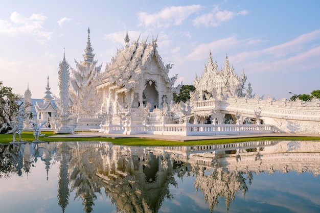 Chiang Rai Tailandia templo blanco Chiangrai durante la puesta del sol Wat Rong Khun también conocido como El Templo Blanco en Chiang Rai tailandia Panorama templo blanco Tailandia
