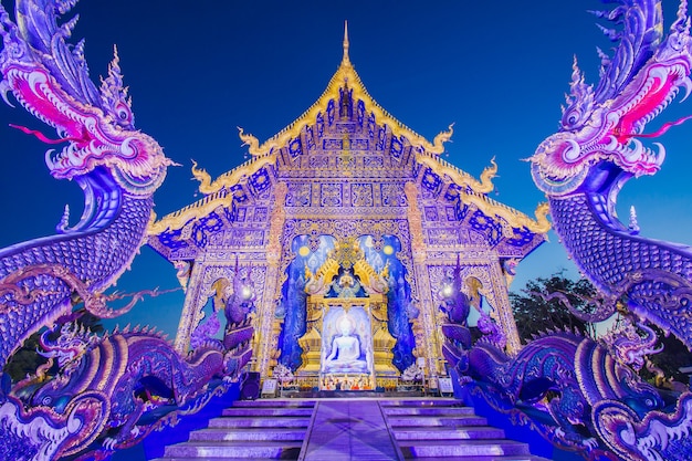 Chiang Rai, Thailand - 25. Juli 2020: Schönheit des Blauen Tempels oder des Rong Suea-Tempels in der Abenddämmerung. Provinz Chiang Rai, Thailand