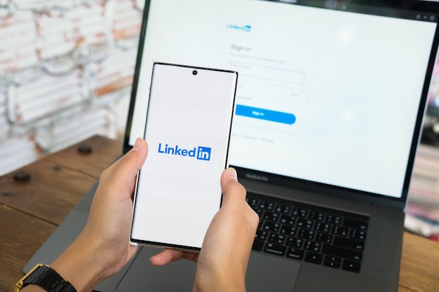 Chiangmai, TAILANDIA - 6 de junio de 2021: servicio de LinkedIn orientado a los recursos humanos, los negocios y el empleo para la aplicación de búsqueda de carrera laboral en un teléfono inteligente móvil.