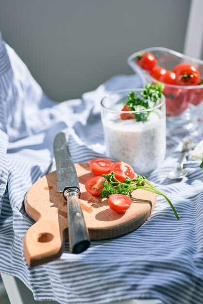 Chiasamen und Joghurt in einem Glas mit Gemüse und Tomaten