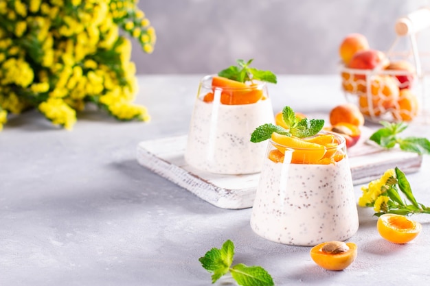 Chiasamenpudding mit Früchten in einem Glas