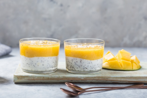 Chiasamenpudding mit Mango in Gläsern. Sauberes Essen, gesundes veganes vegetarisches Lebensmittelkonzept