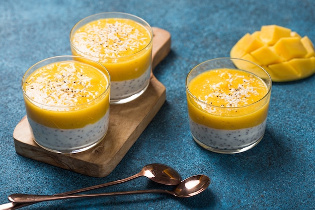 Chiasamenpudding mit Mango in Gläsern. Sauberes Essen, gesundes veganes vegetarisches Lebensmittelkonzept