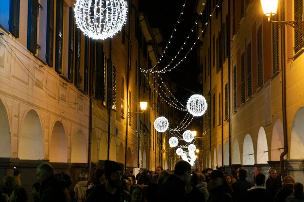 CHIAVARI, ITALIA - 23 DE DICIEMBRE DE 2018 - La histórica ciudad medieval está llena de gente para Navidad