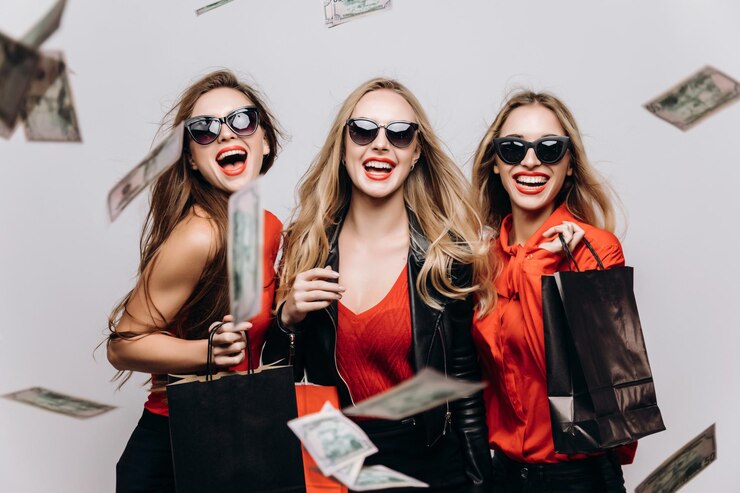 Chic modelo chicas compras compañeros derrochando dinero