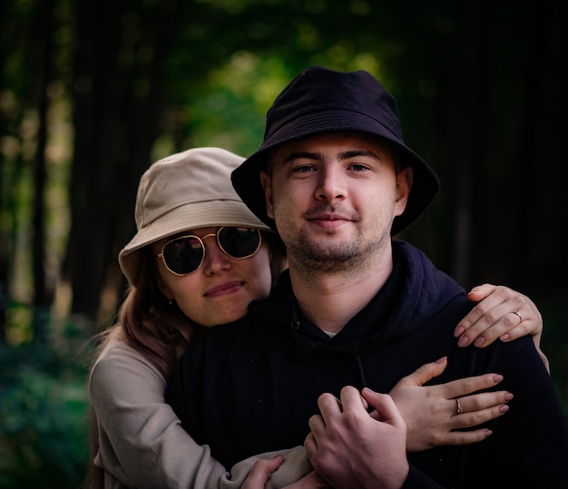 Chica abraza a su hombre en el bosque