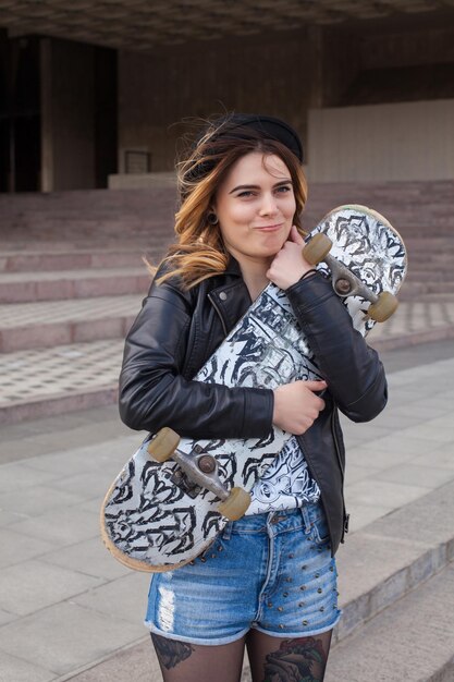 Chica abrazando la patineta