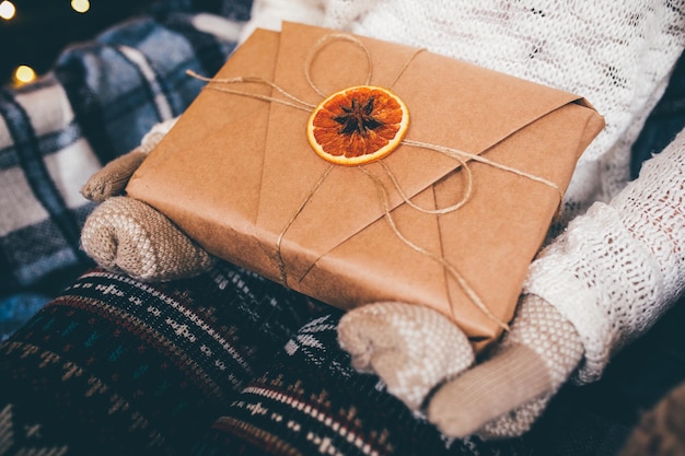 Foto chica abre un maravilloso regalo vintage