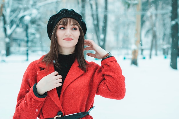 Chica de abrigo rojo en la nieve Chica de rojo en la nieve Chica en la nieve