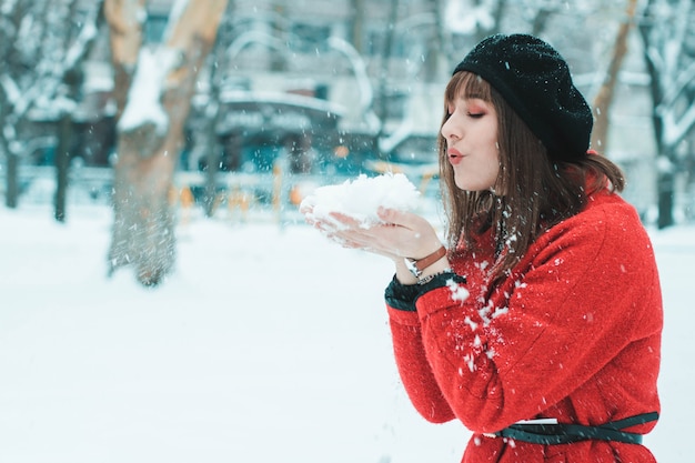 Chica de abrigo rojo en la nieve Chica de rojo en la nieve Chica en la nieve