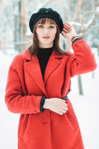 Chica de abrigo rojo en la nieve Chica de rojo en la nieve Chica en la nieve