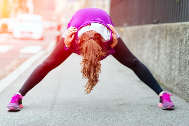 Chica en la acera hace gimnasia