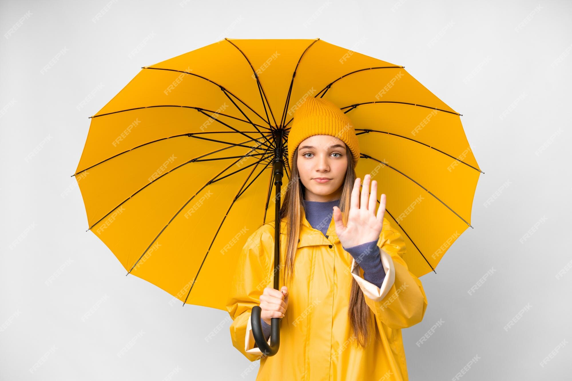 Foto Aislada De Una Mujer Parada Con Un Paraguas Sobre Su Cabeza
