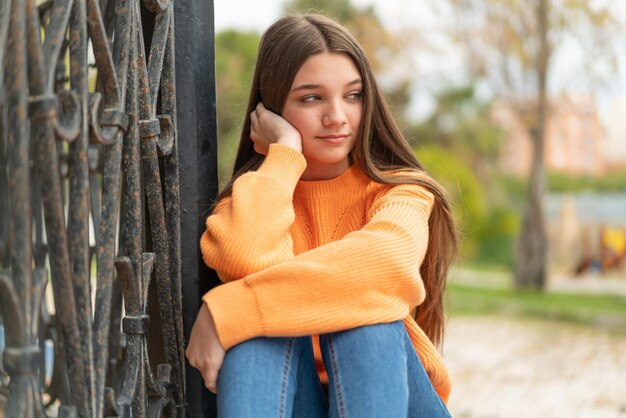 Foto chica adolescente al aire libre