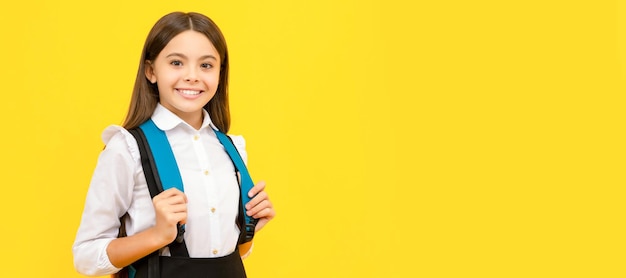 Chica adolescente alegre en uniforme escolar llevar mochila moda escolar Banner de estudiante de escuela Retrato de alumno de colegiala con espacio de copia