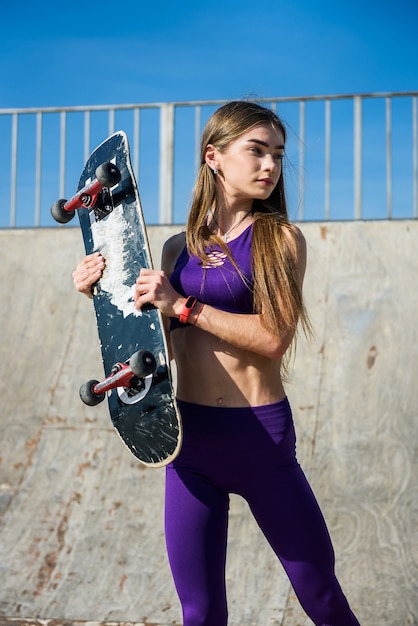 Chica adolescente andar en patineta. Estilo de vida saludable