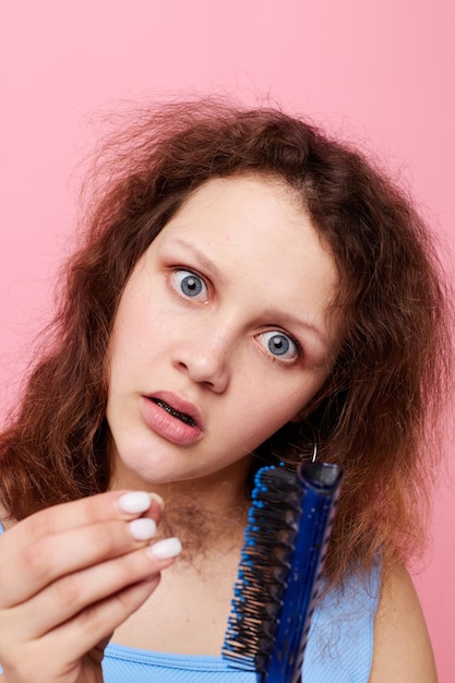 Chica adolescente aprensiva expresión facial peine pelo estilo de vida inalterado