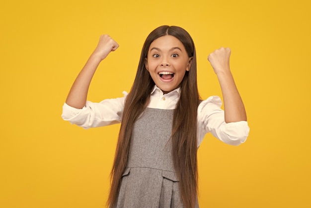 Chica adolescente asombrada Expresión emocionada alegre y contenta Celebración de la victoria de alegría y concepto de emoción Niño eufórico celebrando el éxito y el logro sintiéndose emocionado diciendo Sí Cara emocionada