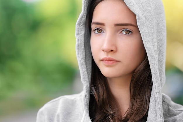 Chica adolescente atractiva al aire libre