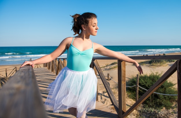 Chica adolescente bailando al aire libre