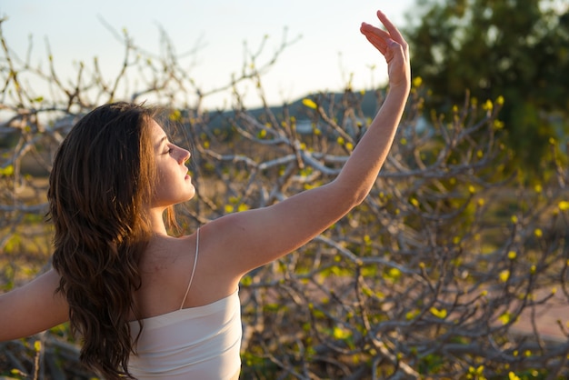 Chica adolescente bailando al aire libre