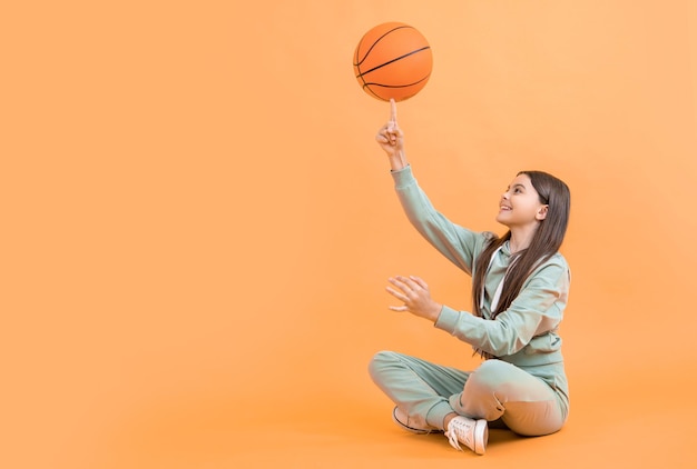 Chica adolescente de baloncesto en la foto de publicidad de fondo de chica adolescente de baloncesto con pelota