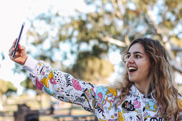 Foto una chica adolescente bonita tomando una selfie