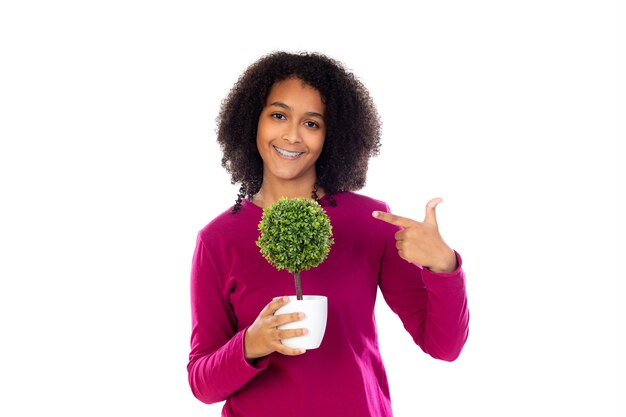 Chica adolescente con cabello afro vistiendo suéter rosa aislado