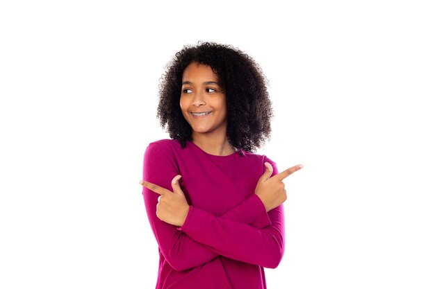 Chica adolescente con cabello afro vistiendo suéter rosa aislado