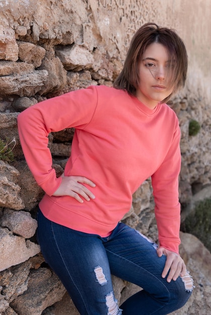 Foto chica adolescente con camisa de manga larga rosa de pie maqueta al aire libre