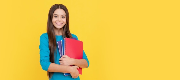 Chica adolescente caprichosa lista para estudiar infancia feliz Retrato de colegiala estudiante estudio banner encabezado Escuela niño cara copyspace