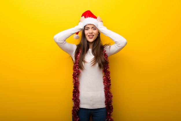 Chica adolescente celebrando las vacaciones de navidad infeliz y frustrada con algo