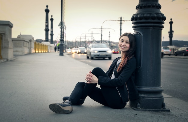 Chica adolescente en la ciudad