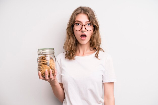 Chica adolescente concepto de galletas caseras